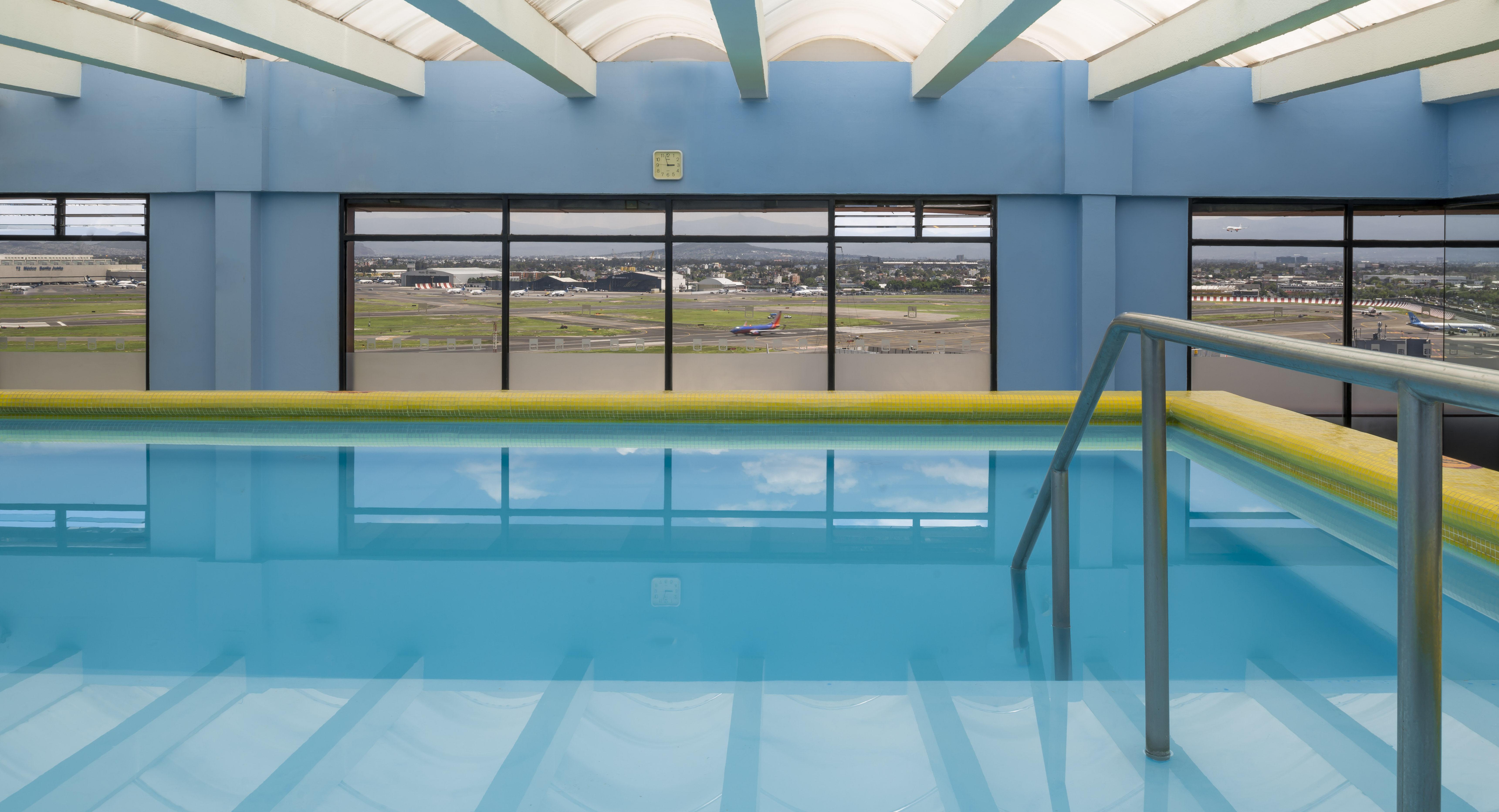 Hotel Camino Real Aeropuerto Città del Messico Esterno foto The swimming pool at the airport