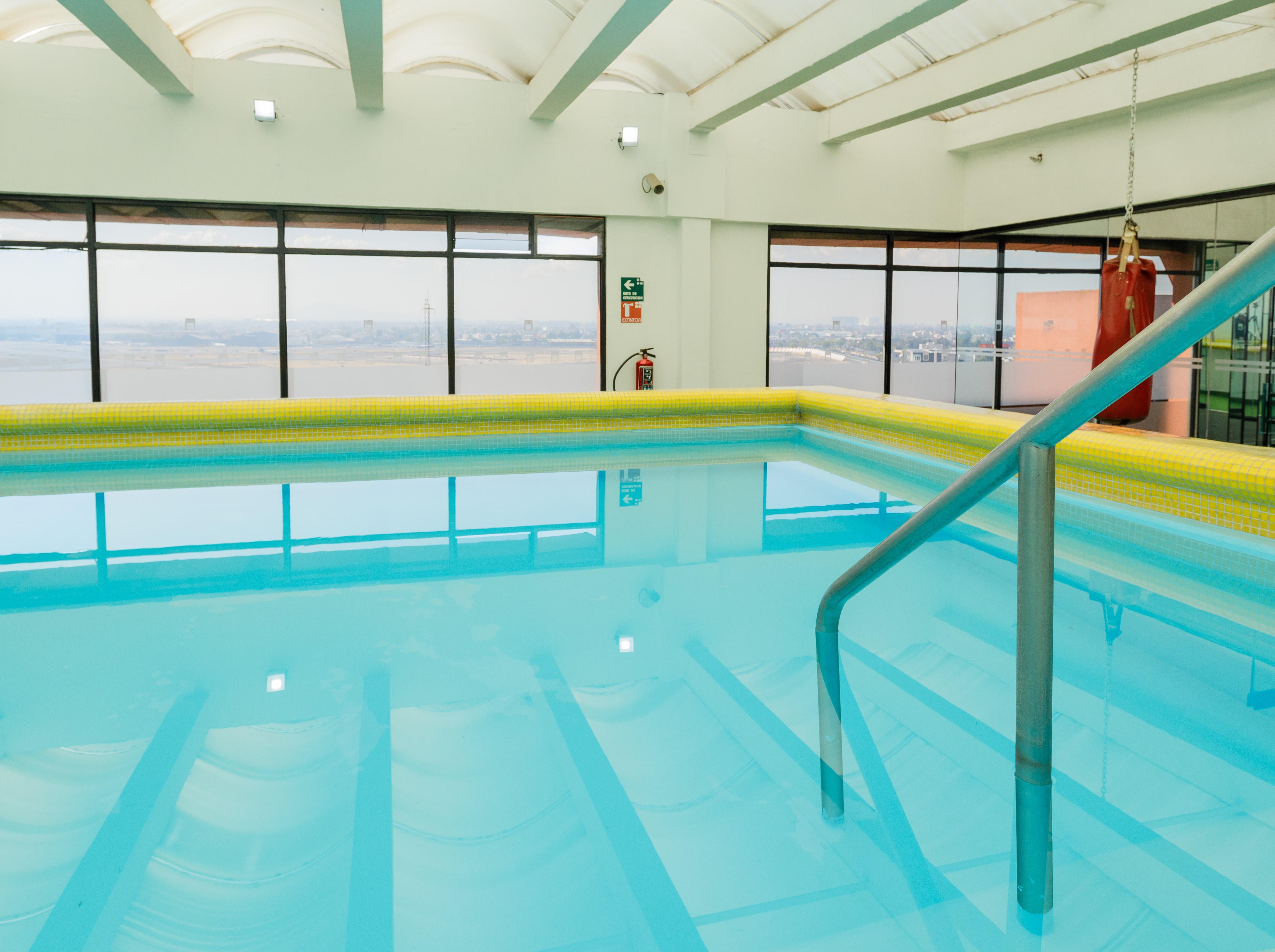 Hotel Camino Real Aeropuerto Città del Messico Esterno foto Swimming pool