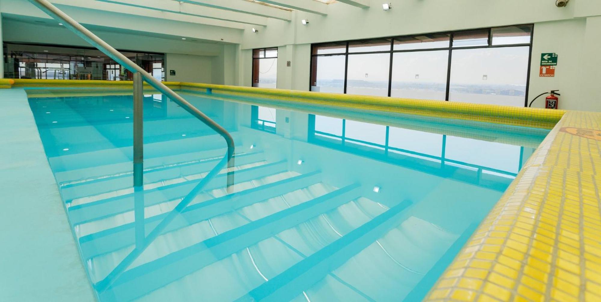 Hotel Camino Real Aeropuerto Città del Messico Esterno foto The swimming pool at the hotel