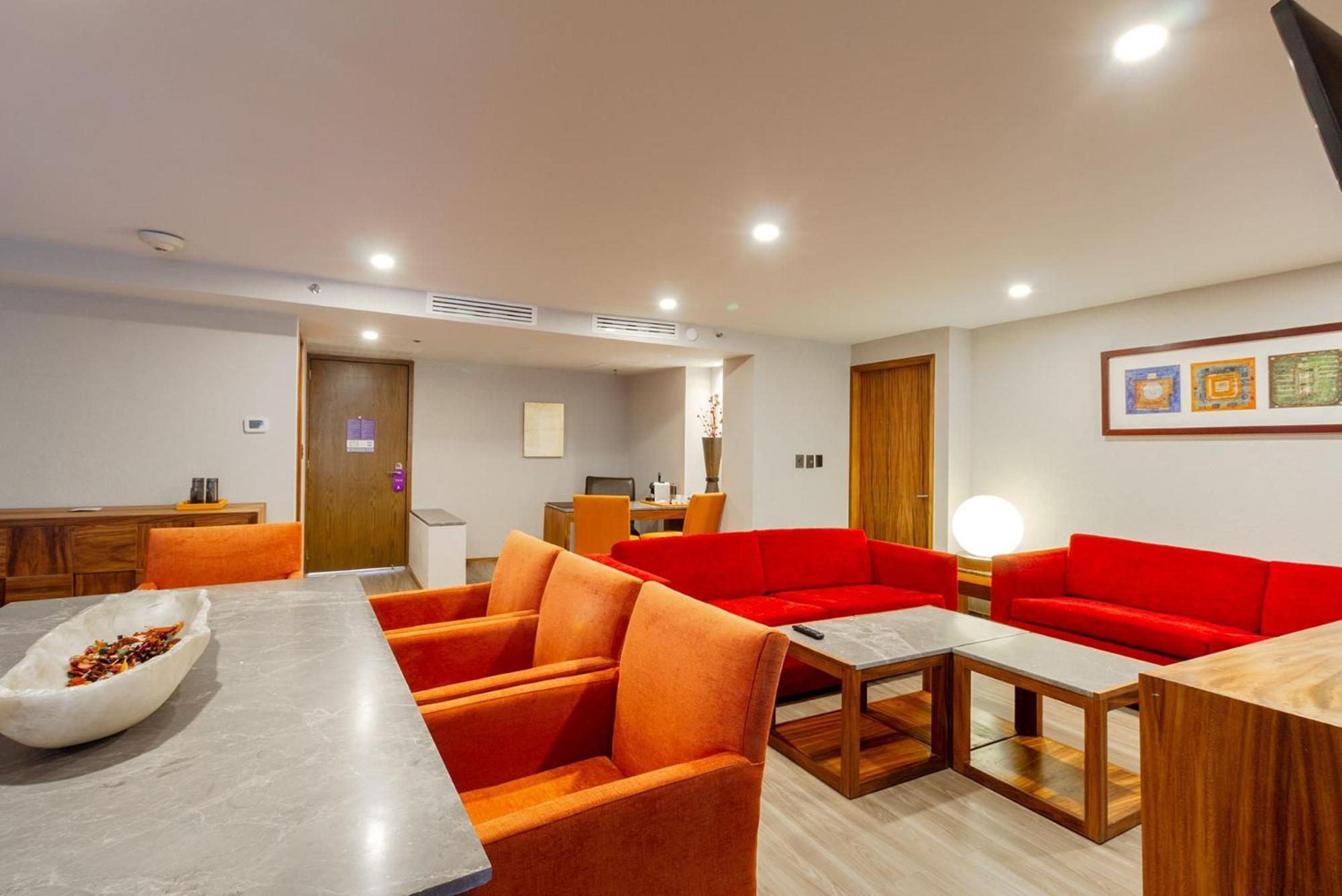 Hotel Camino Real Aeropuerto Città del Messico Esterno foto The lounge area at the airport