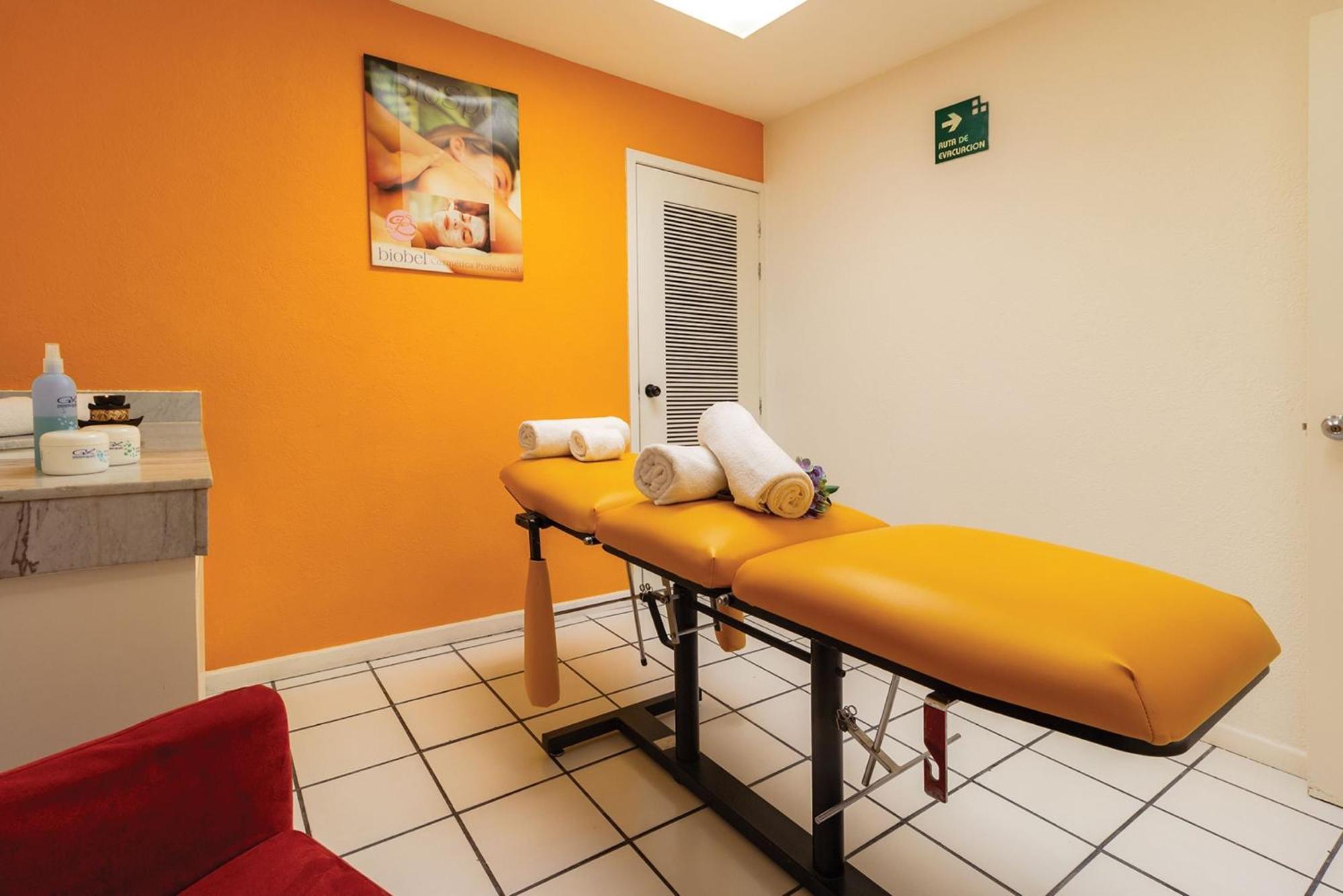 Hotel Camino Real Aeropuerto Città del Messico Esterno foto Chiropractic table