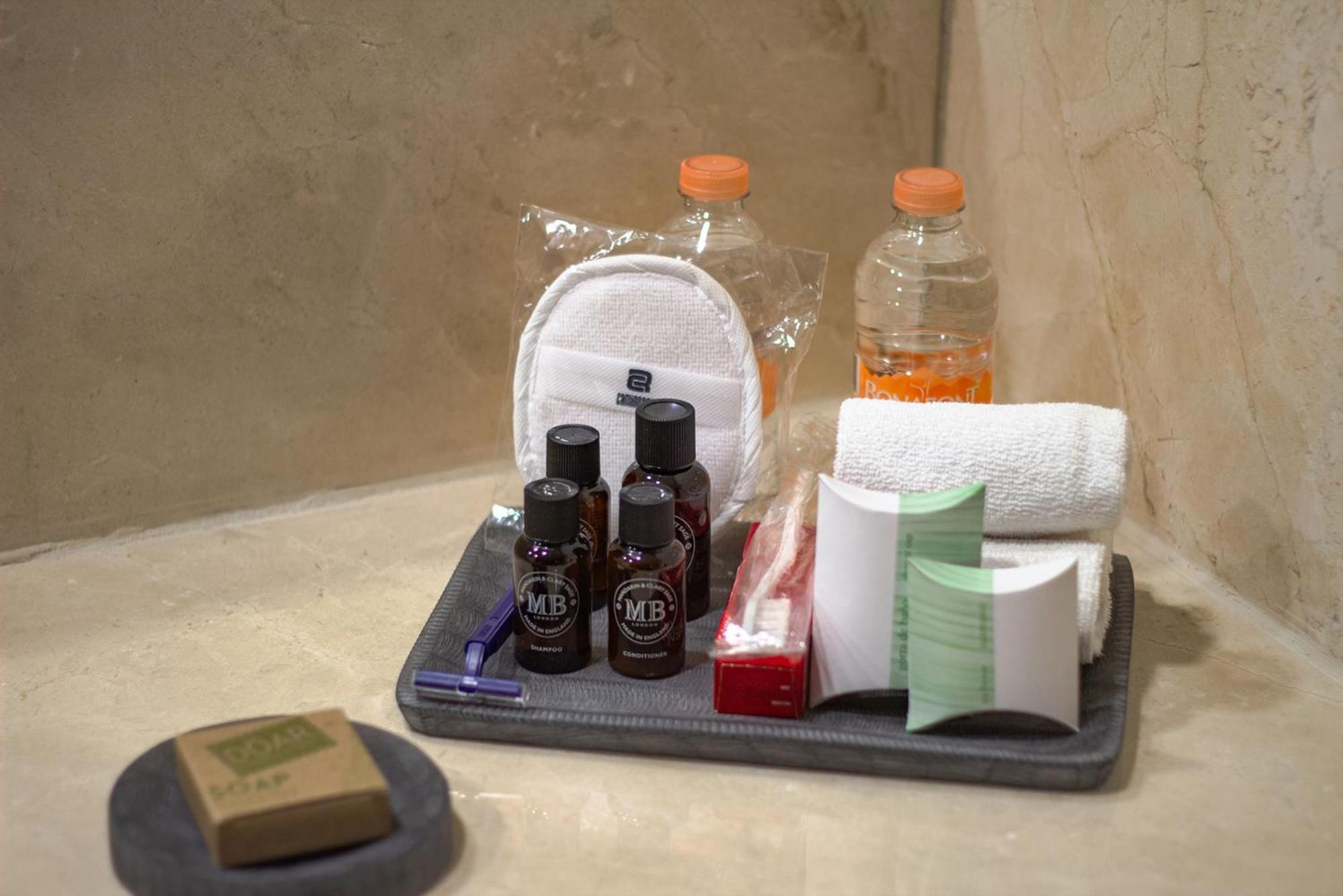 Hotel Camino Real Aeropuerto Città del Messico Esterno foto A tray of toiletries