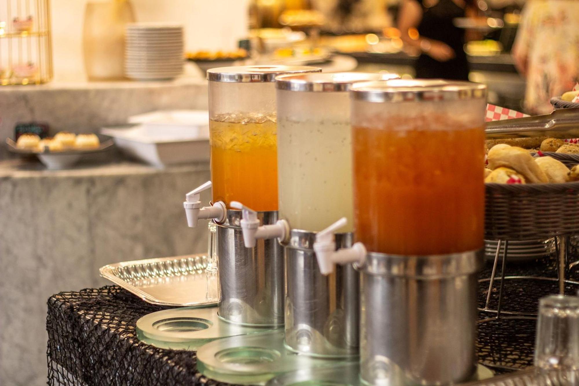 Hotel Camino Real Aeropuerto Città del Messico Esterno foto Soft drinks at a buffet