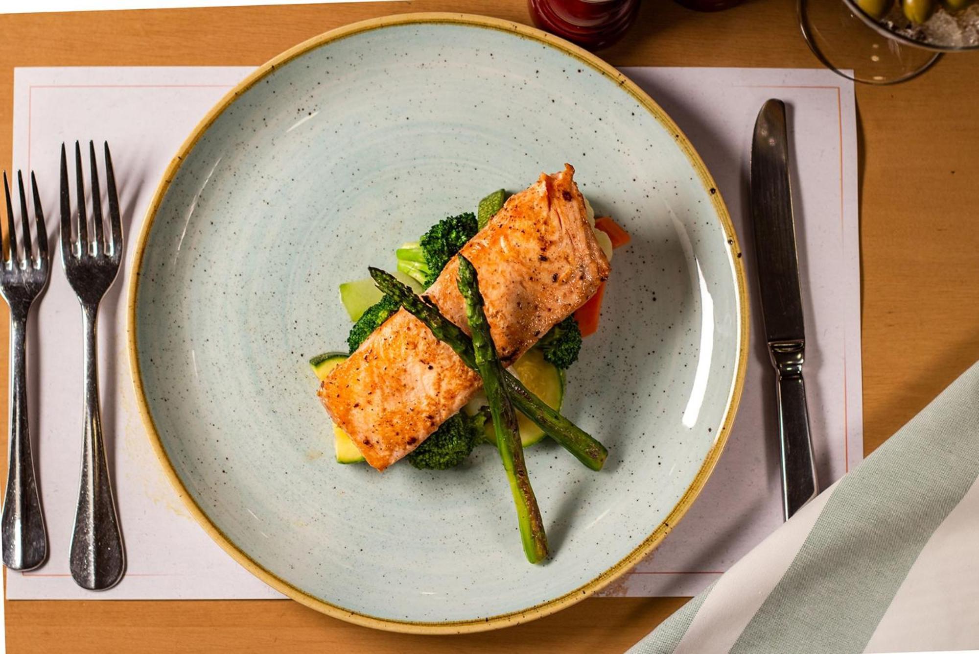Hotel Camino Real Aeropuerto Città del Messico Esterno foto Salmon with broccoli and asparagus