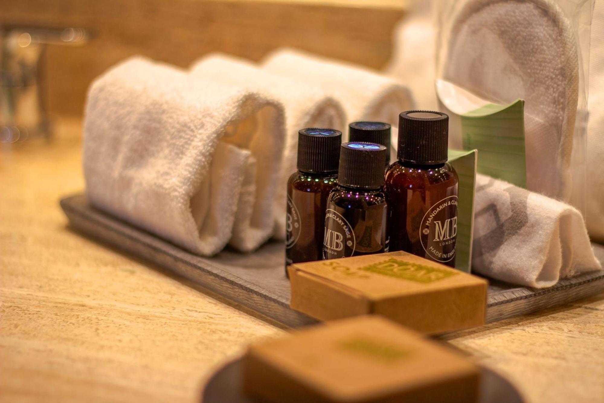 Hotel Camino Real Aeropuerto Città del Messico Esterno foto A tray of amenities