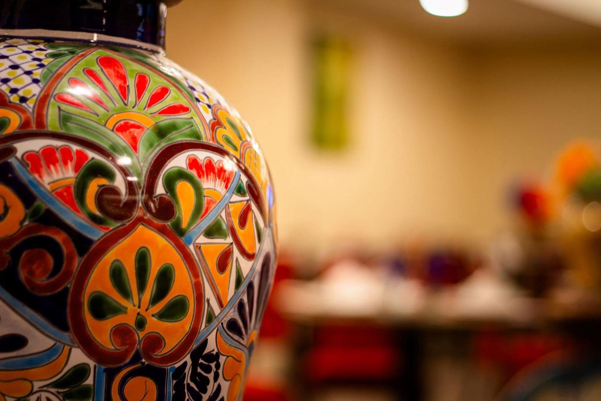 Hotel Camino Real Aeropuerto Città del Messico Esterno foto A typical Mexican pottery