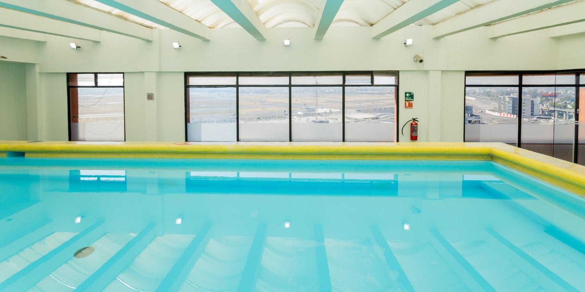 Hotel Camino Real Aeropuerto Città del Messico Esterno foto The swimming pool at the hotel