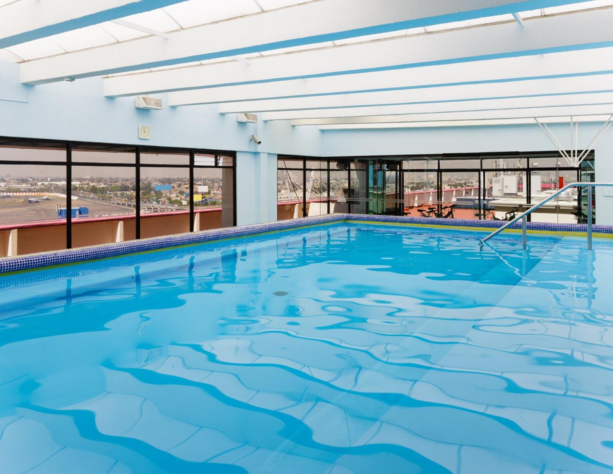 Hotel Camino Real Aeropuerto Città del Messico Esterno foto Swimming pool